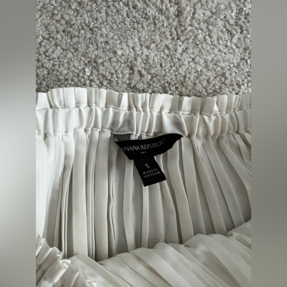 Banana Republic Cream Pleated Skirt - Picture 3 of 3